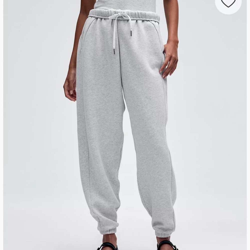Lululemon Scuba Mid-Rise Oversized Jogger

Heather Gray / Size Small